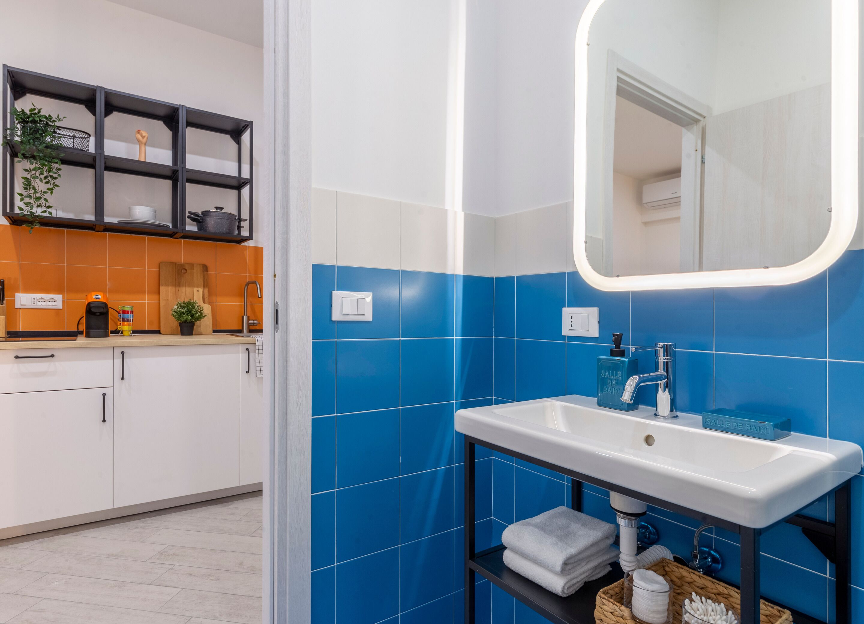 Estúdio básico | Banheiro | Chuveiro, chuveiro com efeito de chuva, produtos de toalete grátis 