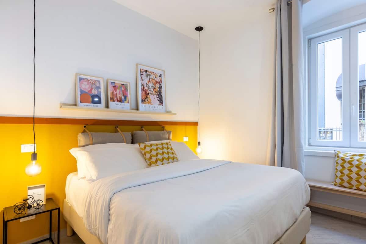 Basic Studio | Bathroom | Shower, rainfall showerhead, free toiletries, hair dryer