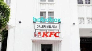 Un edificio blanco con un letrero de 'bobbox' y 'KFC' en la planta baja.