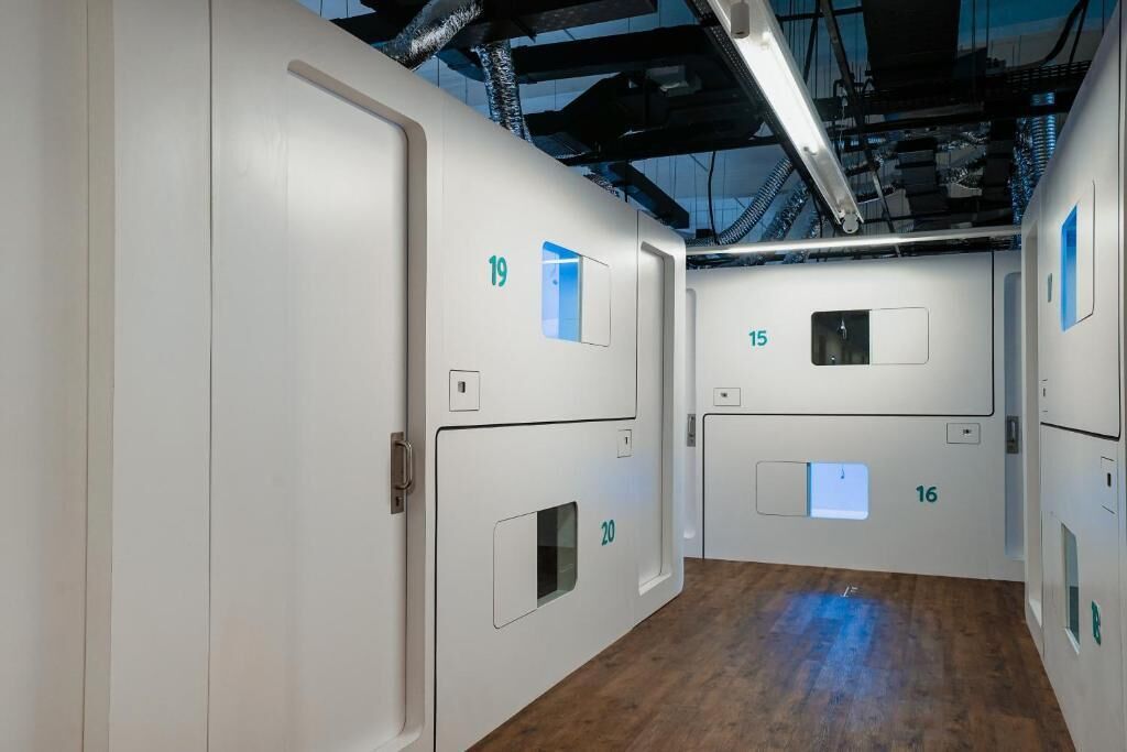 Pasillo con puertas numeradas 15, 16, 19 y 20, que dan a habitaciones individuales.