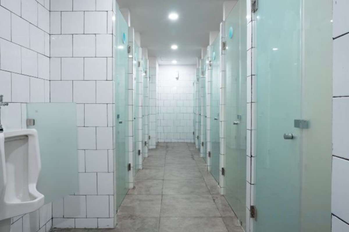 Shower, rainfall showerhead, free toiletries, hair dryer