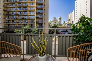 Property grounds - Waikiki Condo | Sleeps 6 + Pool Access (Honolulu)