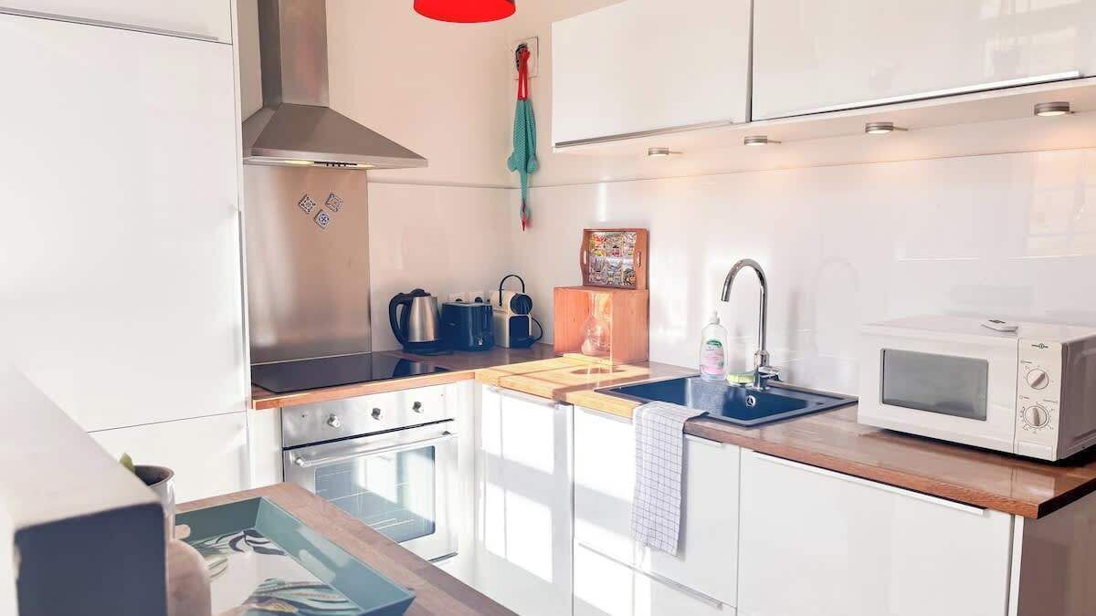 Réfrigérateur, micro-ondes, four, plaque de cuisson