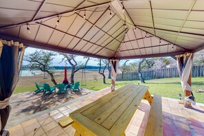 Outdoor dining - Waterfront home w/open layout kitchen, lg deck, W/D, Private dock with kayaks, (Lago Vista)