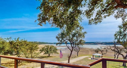 Waterfront home w/open layout kitchen, lg deck, W/D, Private dock with kayaks,
