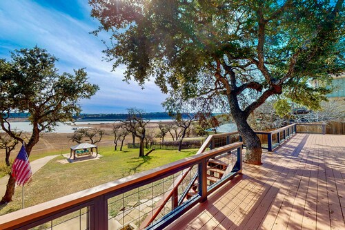 Waterfront home w/open layout kitchen, lg deck, W/D, Private dock with kayaks,