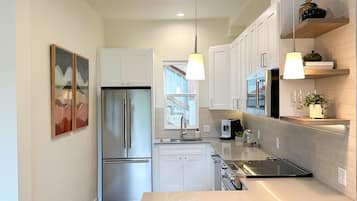 Een koelkast, een magnetron, een oven, een kookplaat