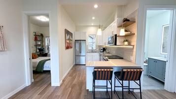 1 slaapkamer, een strijkplank/strijkijzer, reisbedje, wifi