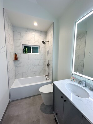 Hair dryer, towels, soap, shampoo - Small Town Luxuries (Orting)