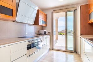 Fridge, microwave, oven, dishwasher - Villa Vista Mar in Cala Magrana (Manacor)