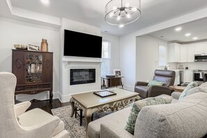 Una televisión, una chimenea