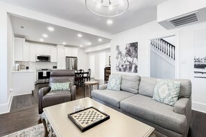 Una televisión, una chimenea