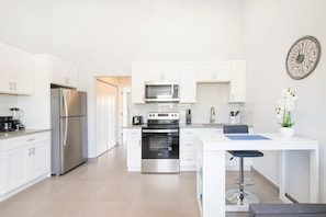 Frigorifero, microonde, forno, piano cottura