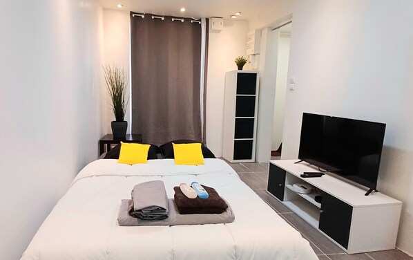 1 habitación, escritorio, tabla de planchar con plancha y wifi gratis 