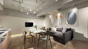 Una televisión, una oficina