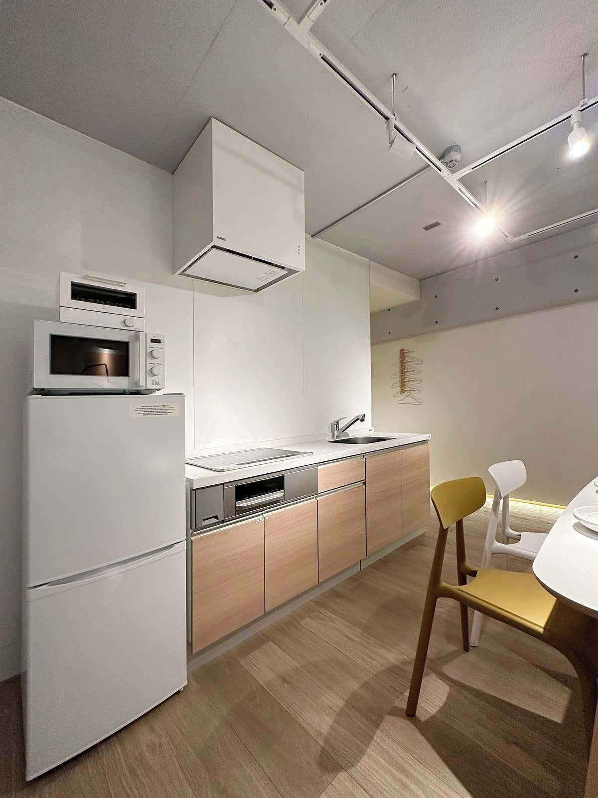 Frigorífico, microondas, placa de cocina y utensilios de cocina