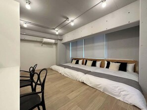 1 dormitori, escriptori, planxa i posts de planxar i wifi 