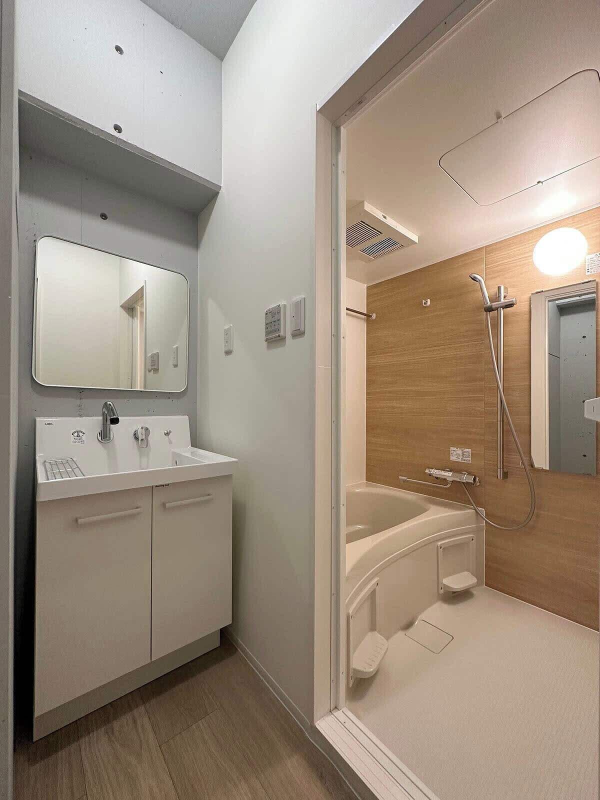 Ducha, secador de pelo y toallas