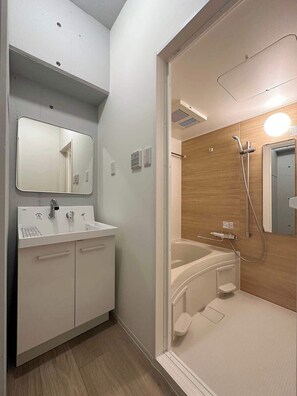 Dusj, hårføner og håndklær