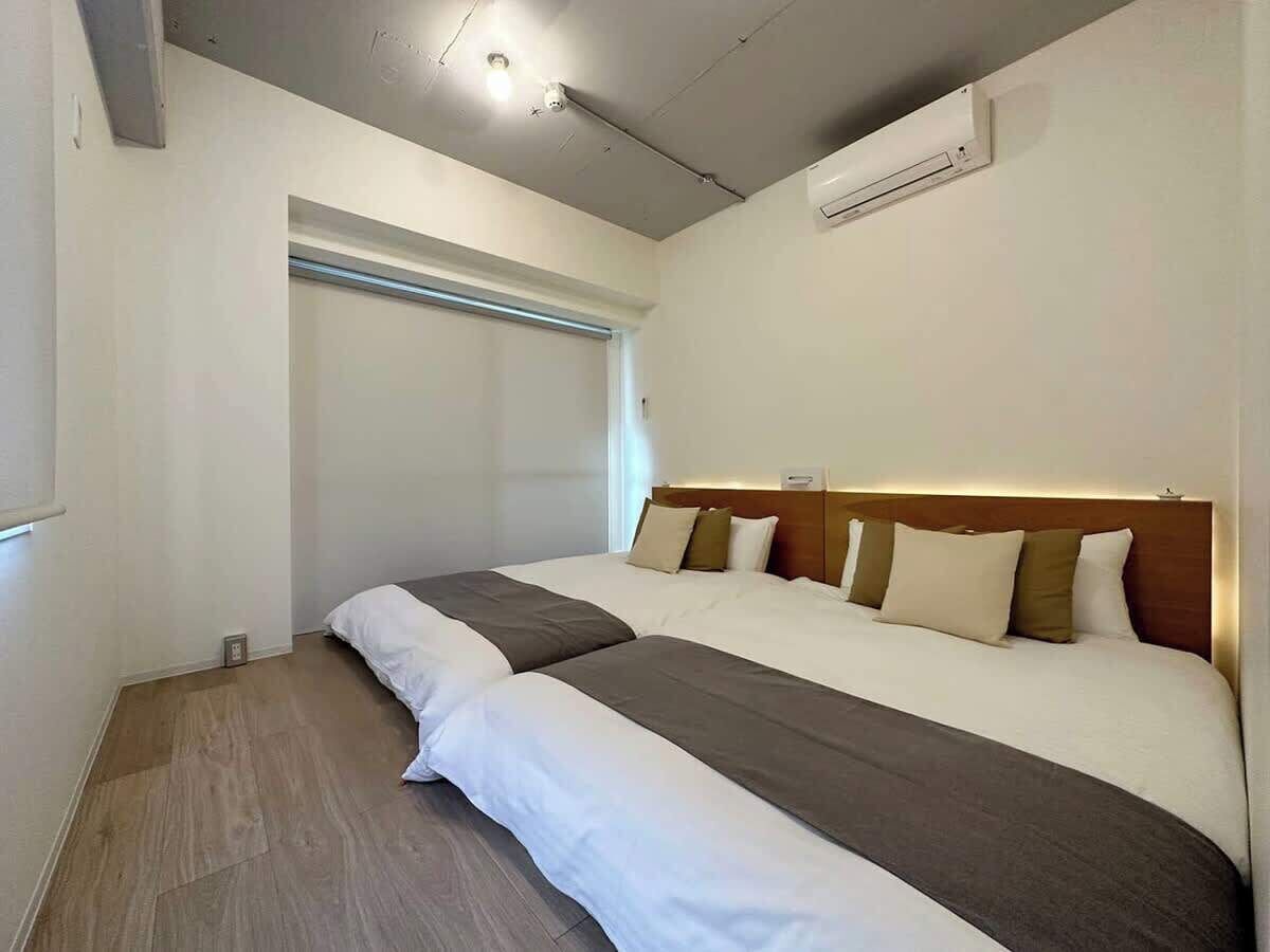 2 bedrooms, desk, iron/ironing board, WiFi