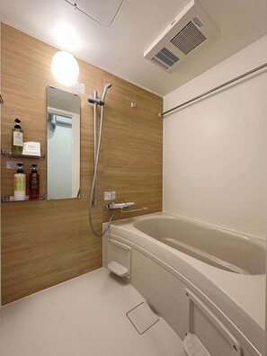 Dusj, hårføner, håndklær og såpe