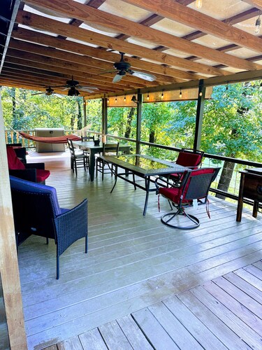 Large Riverfront family cabin. Within minutes of Diamond Mine and lake