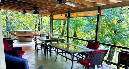 Large Riverfront family cabin. Within minutes of Diamond Mine and lake