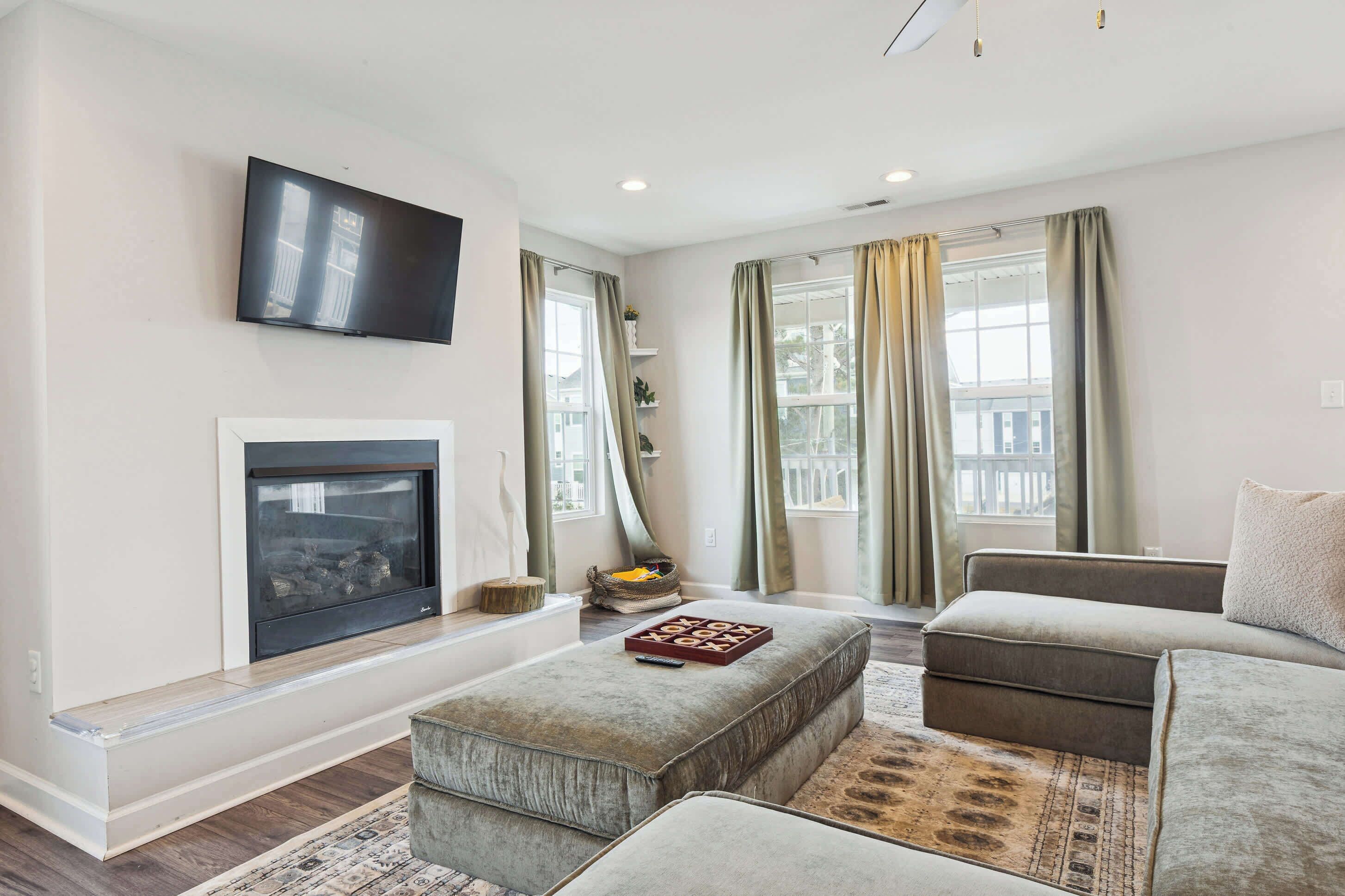 Televisie, een open haard, een dvd-speler en een kantoor