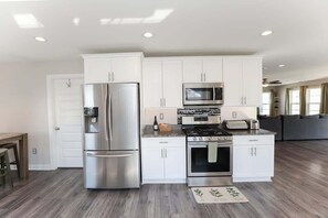 Fridge, microwave, oven, stovetop - Sojourn Bay Breeze Fully Fenced 4BR Beach Home (Norfolk)