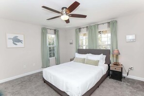 4 slaapkamers, een bureau, een strijkplank/strijkijzer, reisbedje