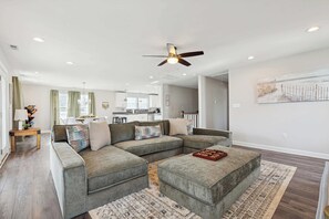 Televisie, een open haard, een dvd-speler en een kantoor