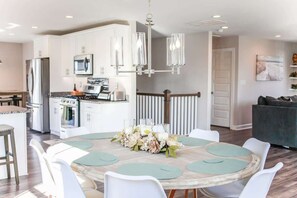 Interior - Sojourn Bay Breeze Fully Fenced 4BR Beach Home (Norfolk)