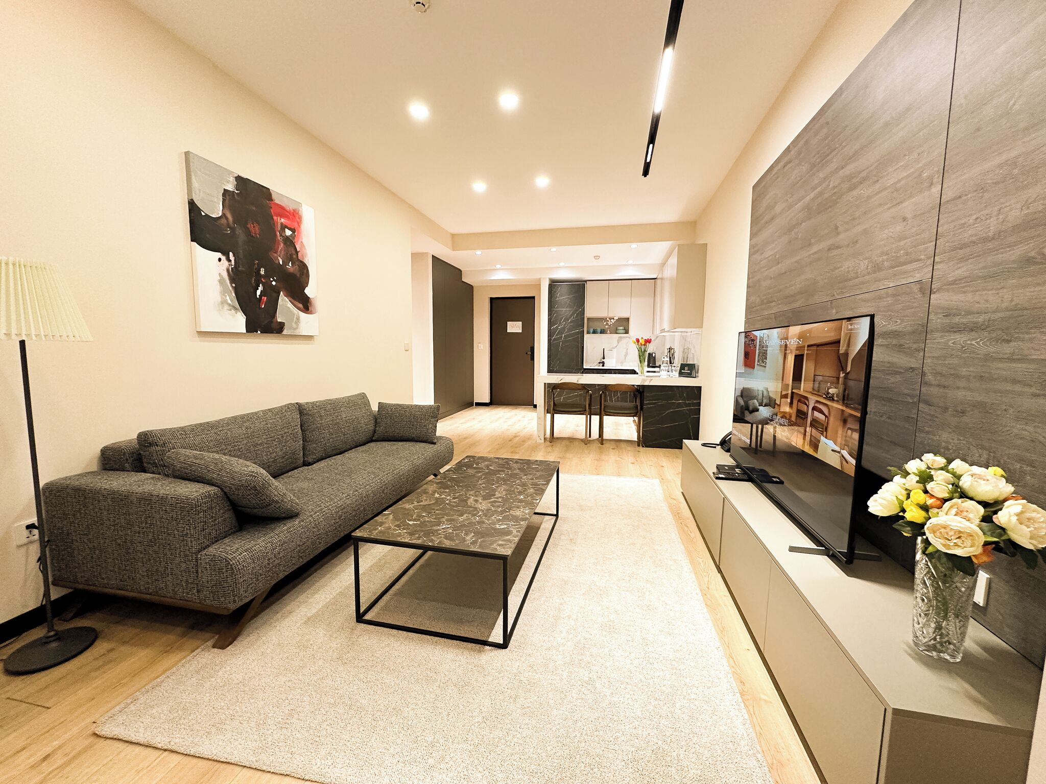 Schreibtisch, laptopgeeigneter Arbeitsplatz, Verdunkelungsvorhänge