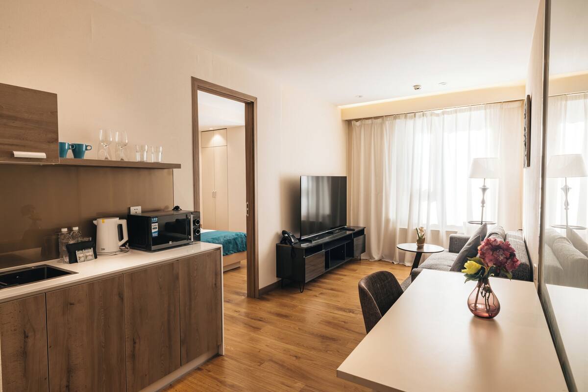 Apartamento junior | Zona de estar | Televisión de pantalla plana de 52 pulgadas con canales por cable