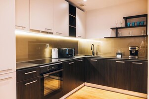 Refrigerador con freezer, horno, lavavajillas, tetera/pava eléctrica