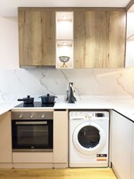 小型套房, 1 张大床, 城市景观 | 私人厨房 | 大冰箱、微波炉、烤箱、炉灶