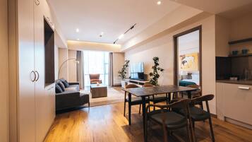 Junior Twin-bed Suite | Desk, laptop workspace, blackout drapes, iron/ironing board