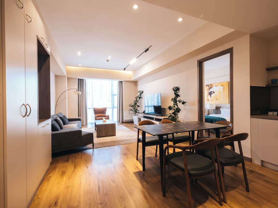 Escritorio, espacio para trabajar con laptop y cortinas blackout