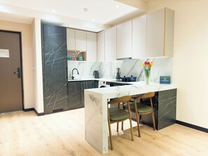 Junior Twin-bed Suite | 浴室 | 淋浴设施、免费洗浴用品、拖鞋、毛巾