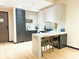 Ducha, artículos de tocador gratuitos, pantuflas, toallas