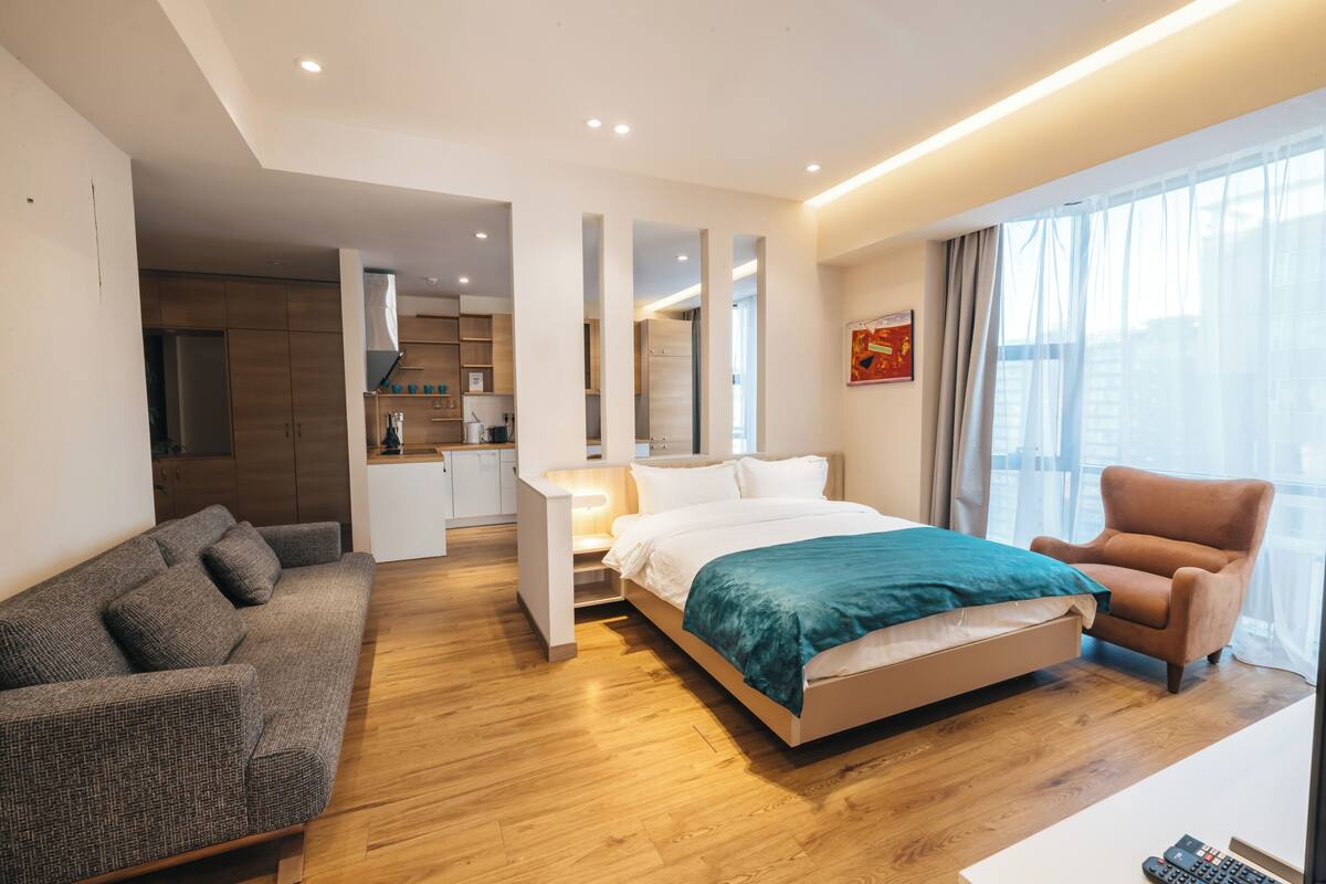Suite junior, 2 camas de matrimonio, vistas a la ciudad | Escritorio, espacio para trabajar con un portátil, cortinas opacas