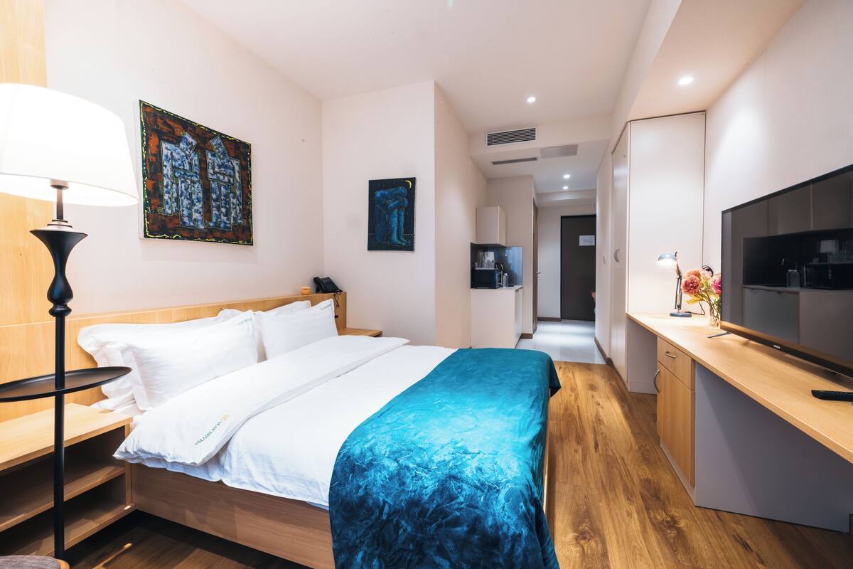Habitación doble, vistas a la ciudad | Escritorio, espacio para trabajar con un portátil, cortinas opacas