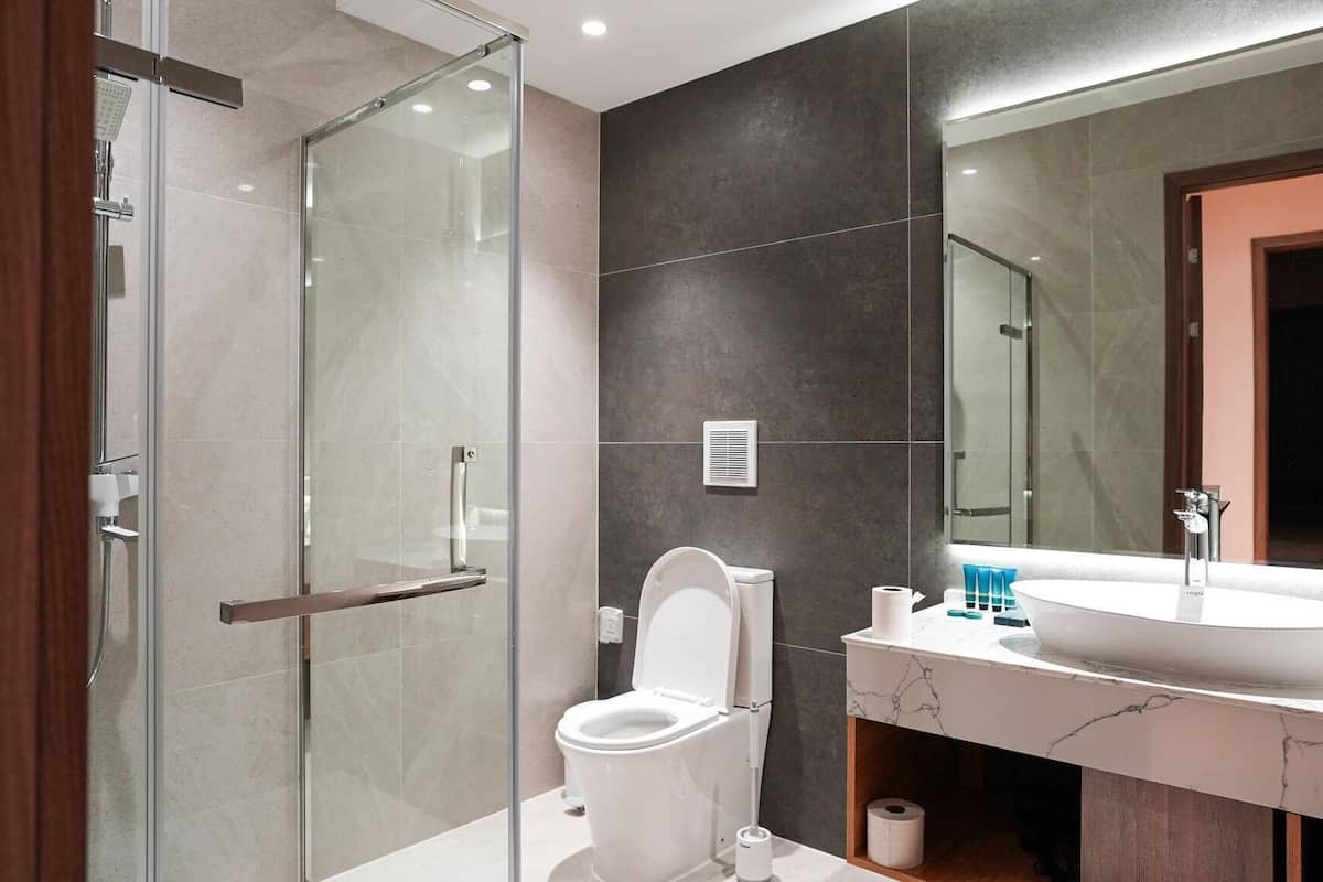 Family Suite | Bathroom