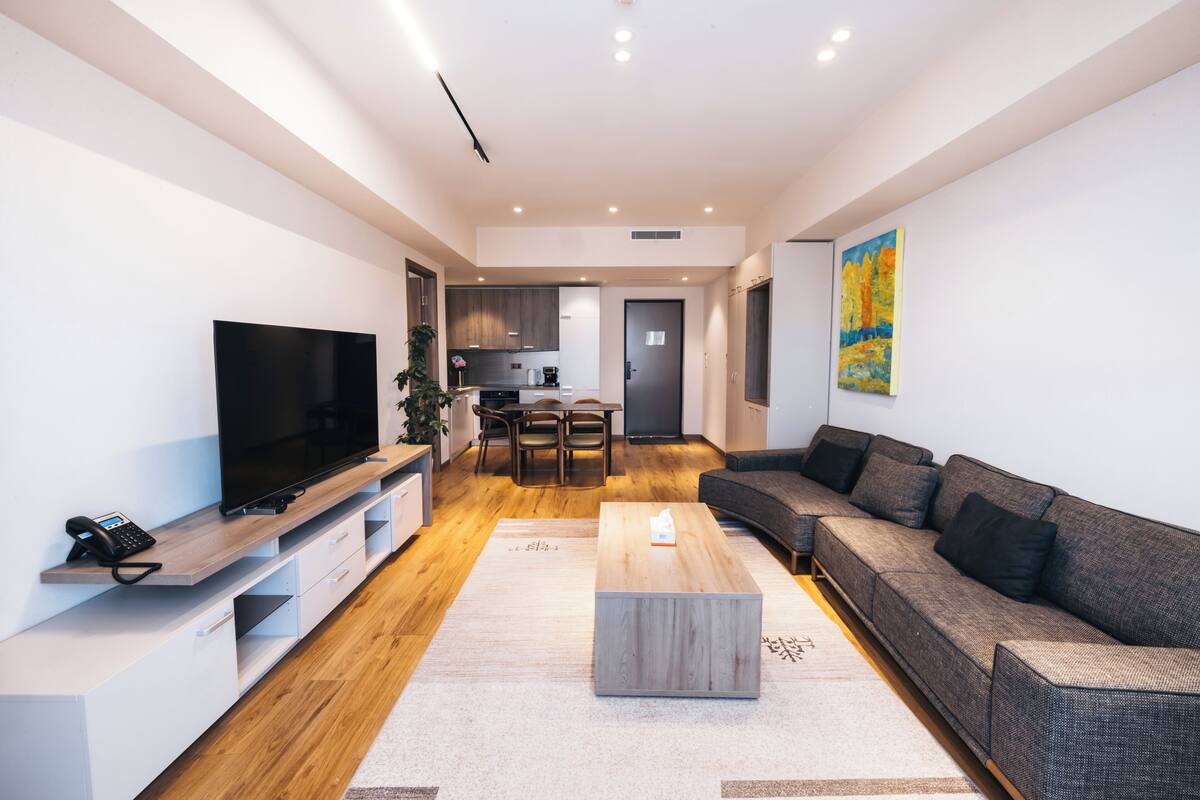 Junior Twin-bed Suite | Zona de estar | Televisión de pantalla plana de 52 pulgadas con canales por cable