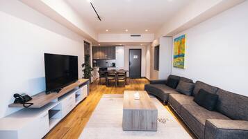 Junior Twin-bed Suite | Living area | 52-inch flat-screen TV with cable channels