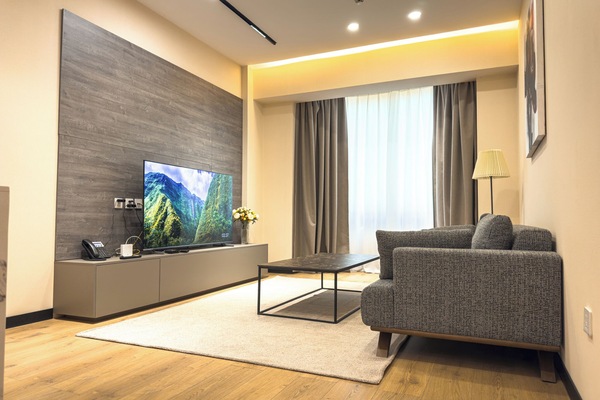 Junior Twin-bed Suite | Desk, laptop workspace, blackout drapes, iron/ironing board