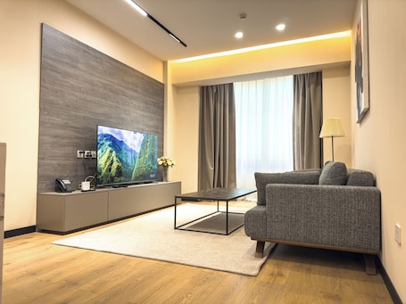 Junior Twin-bed Suite | Escrivaninha, espaço de trabalho para notebook, cortinas blackout. May Seven Service Apartment