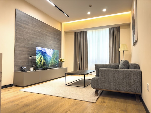 Junior Twin-bed Suite | 办公桌、笔记本电脑工作区、遮光窗帘、熨斗/熨衣板