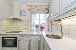 Fridge, microwave, oven, stovetop - Kajüte - Friesische 2-zimmerwohnung mit Terrasse (Sylt)
