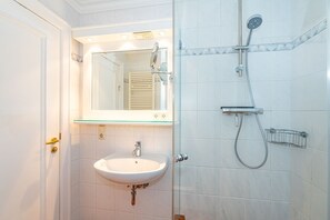 Douche, sèche-cheveux, serviettes fournies